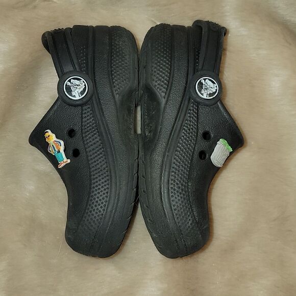CROCS BLACK CLASSIC CLOGS, SIZE 6-7, WITH SESAME STREET JIBBITZ - Picture 3 of 6